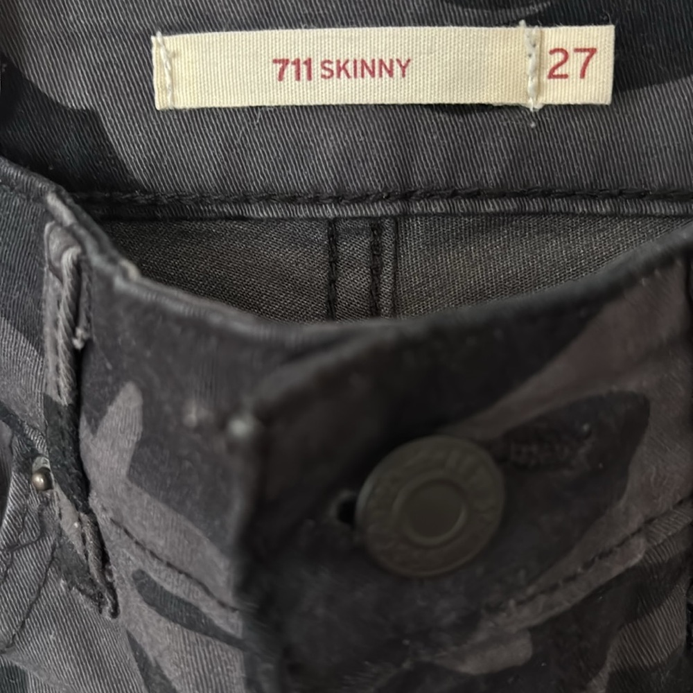 Levi’s black and gray camo skinny jeans